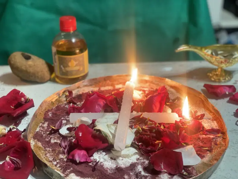 Bandeja com pétalas de rosas vermelhas e duas velas acesas
